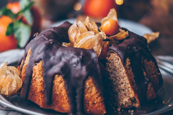 15+ Vegan Christmas Cakes That are Extremely Delicious